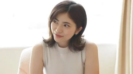 色白美巨乳の33歳人妻が旦那さんより大きな他人棒で気持ち良くなり喘ぎまくる