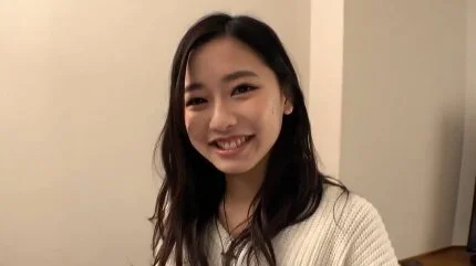 小柄でスレンダーな22歳アパレル店員が初ハメ撮りで巨根を挿入され喘ぎまくる