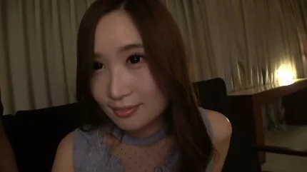 落ち着いた雰囲気の25歳クリニック受付嬢がすぐにパンツに染みを作り挿入後は喘ぎまくり