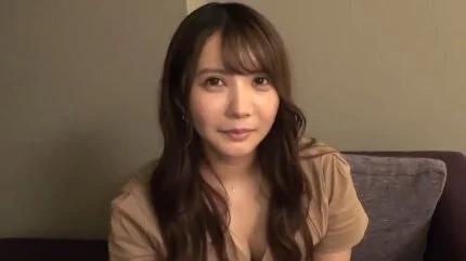 美人の22歳キャンギャルが初ハメ撮りで奥まで巨根で突かれて喘ぐ