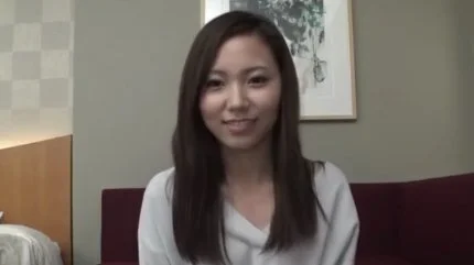 関西弁の30歳メイクアップアーティストが美乳を揺らして何度も絶頂