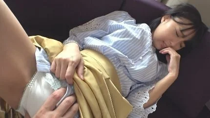 真面目で清楚な26歳図書館司書が感じやすい体を紅潮させて何度も絶頂して体を震わせる