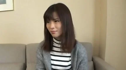 童顔の30歳人妻が欲求不満の体を弄られ気持ち良くなり喘ぎまくって中出しされる