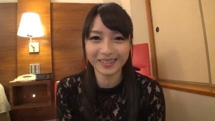 清楚系の20歳スナック嬢が若い体を巨根で突かれアソコをマン汁でベトベトにして喘ぐ