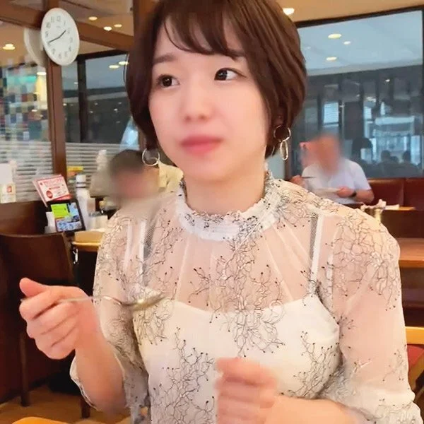 バイト先のエロい元読モJD をハメて中出し