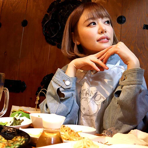 【密室SEX】Barのママと開店前に3人で食事してから閉店後にお店で…