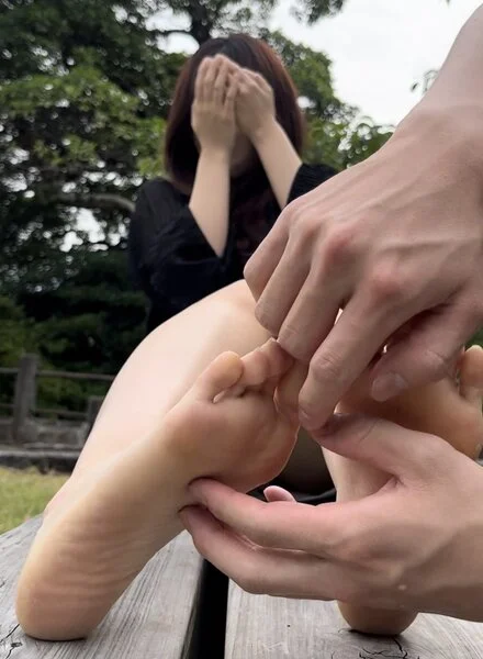 22歳23.5cm清楚系美女、激弱足裏くすぐられて爆笑！3分24秒