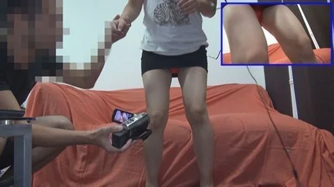 流行りのVRゲームプレイ中の天然マイペース娘の無防備なパンチラ&胸チラを至近距離撮影【004】