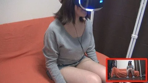 流行りのVRゲームプレイ中のカワイイ系の女の子のパンチラ&胸チラ&乳首チラを至近距離撮影【013】